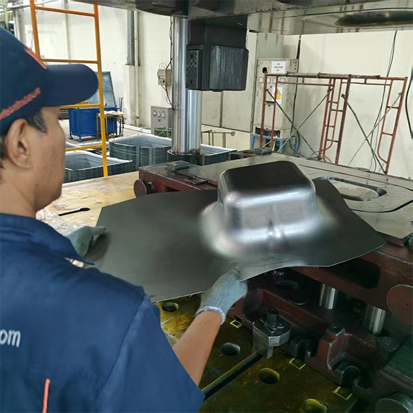 1000噸汽車變速箱油底殼成型機