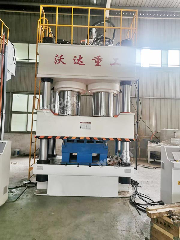 1800噸木屑托盤液壓機安裝