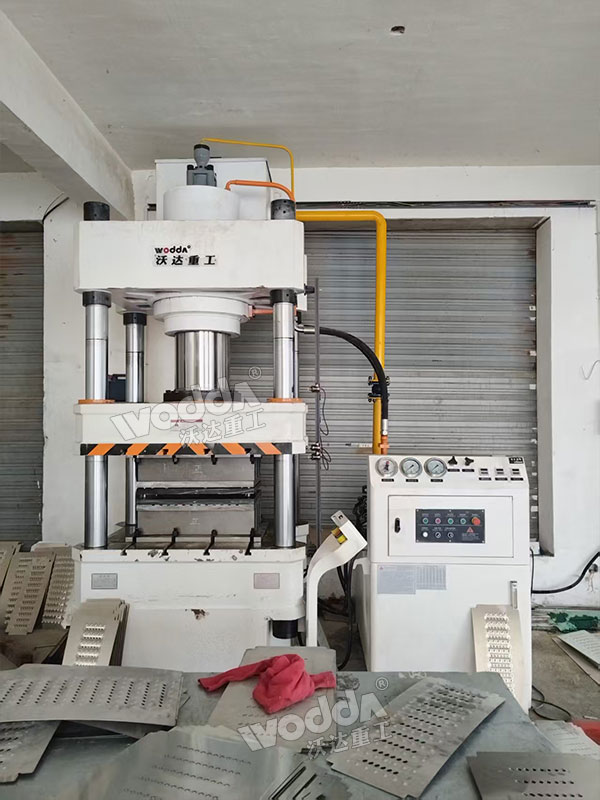 不銹鋼地溝蓋板成型液壓機(jī)