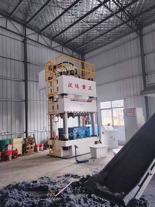 1600噸固廢塑料托盤(pán)液壓機(jī)現(xiàn)場(chǎng)