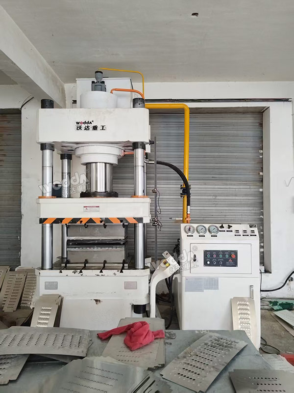 315噸不銹鋼地溝蓋板成型液壓機(jī)現(xiàn)場 315噸不銹鋼地溝蓋板成型液壓機(jī)現(xiàn)場