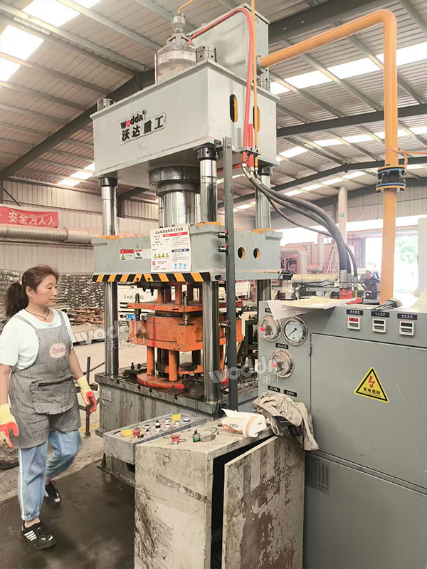 200噸四柱液壓機(jī)拉伸封頭現(xiàn)場 200噸四柱液壓機(jī)拉伸封頭現(xiàn)場