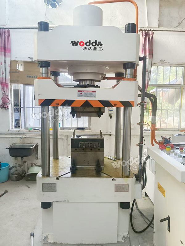 160噸四柱液壓機 160噸四柱液壓機