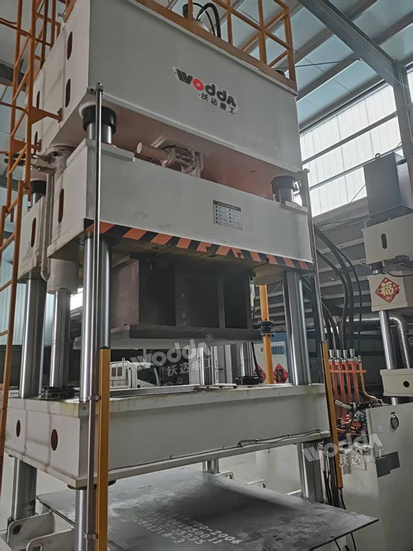 蛭石板成型液壓機(jī)現(xiàn)場(chǎng)