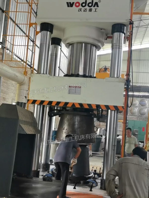 1200噸四柱液壓機(jī)模壓塑料水缸 1200噸四柱液壓機(jī)模壓塑料水缸