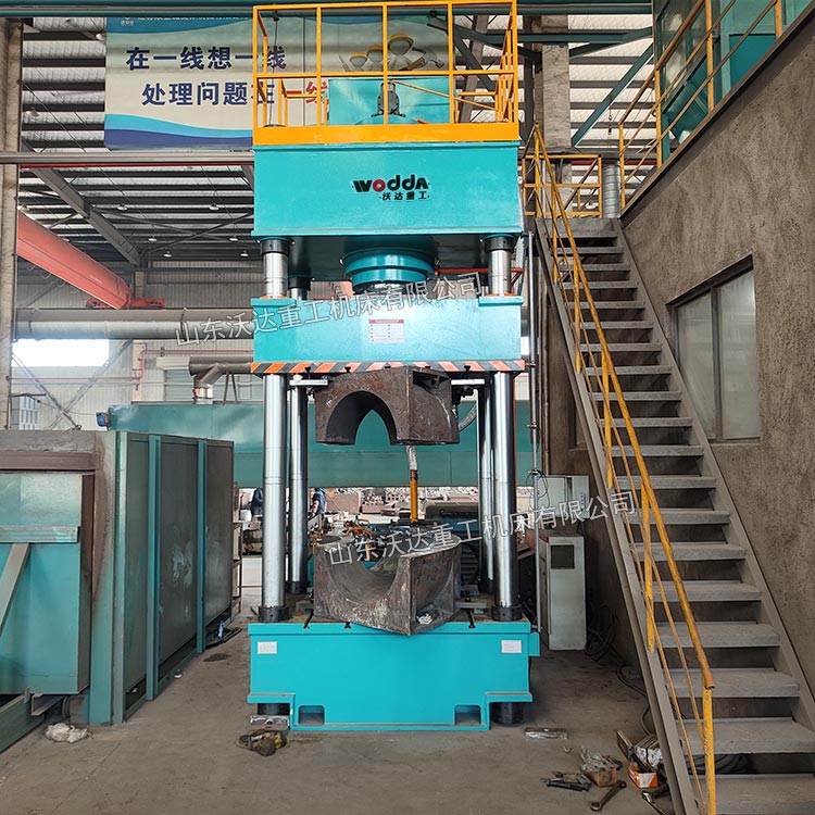 630噸熱壓彎頭成型液壓機現(xiàn)場