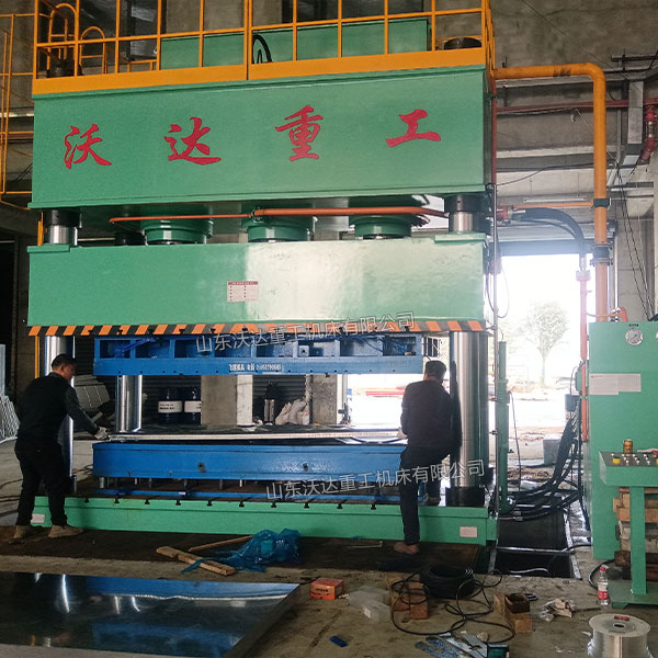 1250噸四柱液壓機(jī)沖壓不銹鋼水箱板現(xiàn)場(chǎng)