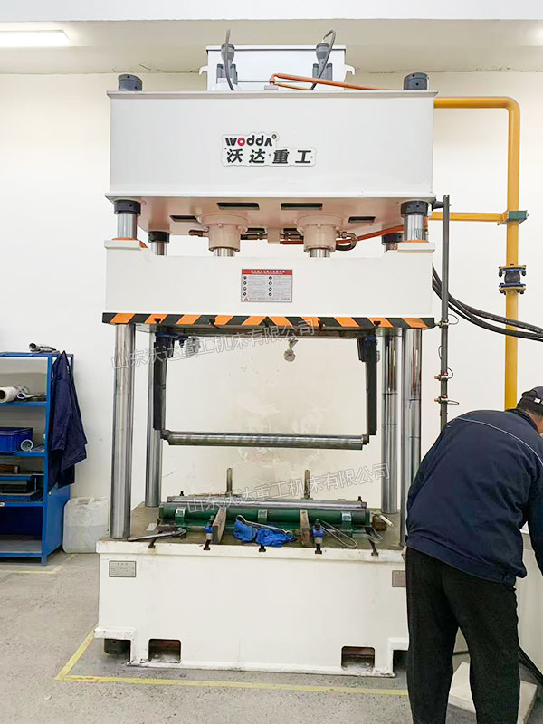 200噸高壓電控箱成型液壓機現場 200噸高壓電控箱成型液壓機現場