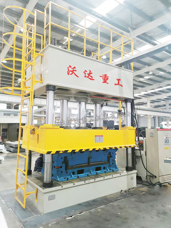 400噸汽車內飾件成型液壓機現(xiàn)場 400噸汽車內飾件成型液壓機現(xiàn)場