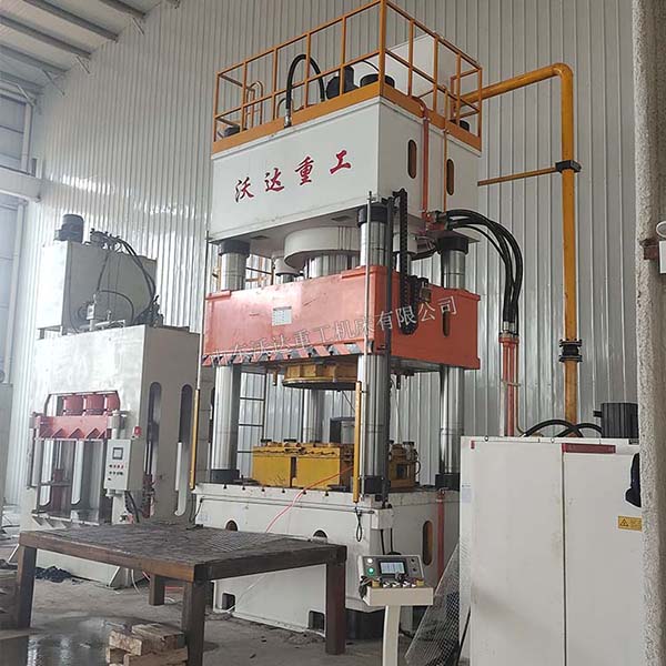 1800噸四柱液壓機現(xiàn)場