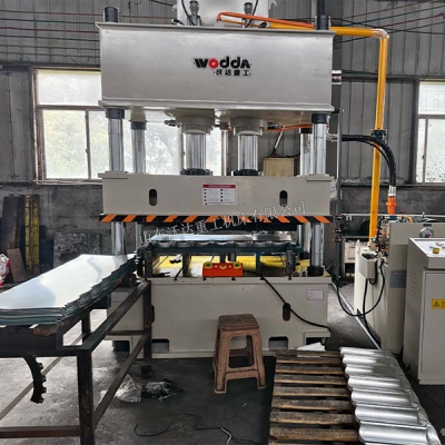 200噸不銹鋼瓦片成型機(jī)